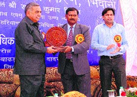 District and Sessions Judge Deepak Gupta (centre) honours Justice Satish Kumar Mittal of Punjab and Haryana High Court in Bhiwani on Sunday