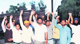 Family members of Daljit Singh protest against the jail and Guru Nanak Dev hospital authorities in Amritsar on Monday