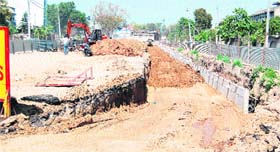 The slow pace of work at Kitchlew Chowk flyover causes inconvenience to commuters in Amritsar