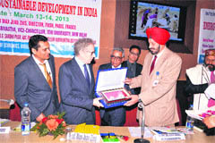 Lt Gen (retd) DDS Sandhu (extreme right), Vice-Chancellor, Kurukshetra University, presents a memento to Prof Max Jean Zins (second from left), Director, France-South Asia Co-operation Programme, at the two-day international conference in the Senate Hall of Kurukshetra University.