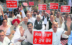 The Progressive Group of former Congress councillors holds an agitation