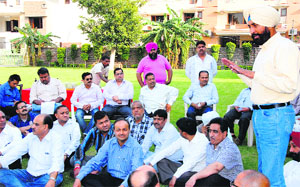 former MLA Jagbir Brar addresses the representatives of various traders organisations against the imposition of property tax in Jalandhar
