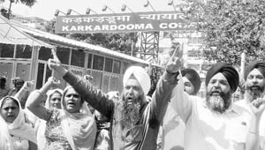 Victims of 1984 anti-Sikh riots protest outside a New Delhi court on Monday.