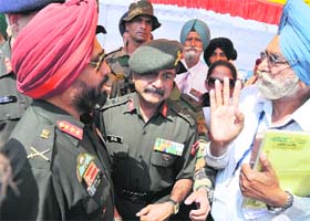 Lt-General NS Ghei speaks to the president of the Ex-servicemen Welfare Union, Punjab, Capt Bhagwant Singh (retd) at the ex-servicemen rally