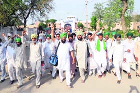 Farmers and labourers, who were arrested to foil their bid to protest in the city, raise slogans against the state government after they were released from the Central Jail on Tuesday
