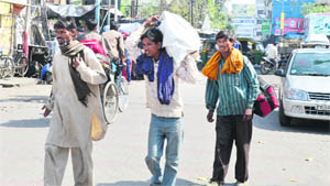 Migrant labourers leave for their hometown.