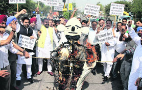Congress councillors and transporters burn an effigy of the state government; and members of the Wholesale Sugar Dealers Association