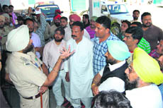 Councillors and residents argue with a police officer over the case pertaining to the murder of an auto-rickshaw driver in Jalandhar.