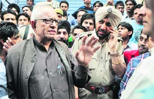 The area shopkeepers and the Senior Police officials during the MC demolition drive in Gur Mandi area, Ludhiana.