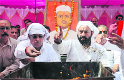 A yagya being performed to observe the martyrdom of Shaheed Sukhdev Singh at his ancestral home in Ludhiana.