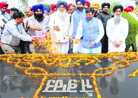CM Parkash Singh Badal pays tributes to martyrs at Khatkar Kalan village in Nawanshahr on Saturday