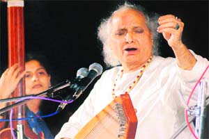 Pandit Jasraj attributes the Jasrangi style of music to the tradition of moorchana in which a male and a female vocalist each sing different ragas at the same time