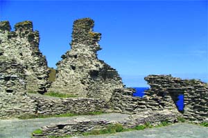 Tintagel Castle's wonderful location offers dramatic views. Its fascinating ruins make it a perfect day trip for those on holiday in Dorset, Cornwall or Dartmoor