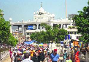 Devotees throng gurdwara Keshgarh Sahib to pay obeisance during the second phase of the six-day Hola Mohalla festival at Anandpur Sahib on Monday.
