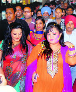Comedian Bharati Singh (right), along with Sunita Singh, graced the 15th anniversary function of Punjab Natshala in Amritsar on Thursday. 