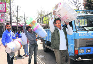 In a special drive, the enforcement wing of the Chandigarh Municipal Corporation on Thursday removed encroachments from the markets of Sectors 19 and 22 and challaned 135 violators. The MC team confiscated carts, tables, stools and crates.