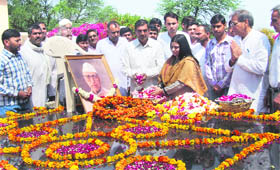 Bhiwani MP Shruti Choudhry pays floral tributes to former Chief Minister Bansi Lal on his seventh death anniversary at Golagarh in Bhiwani on Thursday.