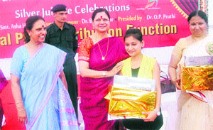 Asha Hooda gives away a prize to a student of GVM Girls College at the annual prize distribution function in Sonepat.