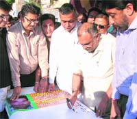 Rajya Sabha MP Avinash Rai Khanna participates in a signature campaign of the BJP Human Rights Cell against the killing of Indian prisoner Chamel Singh in Pakistan. Tribune photo: Malkiat Singh