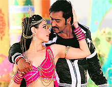 A still from Himmatwala
