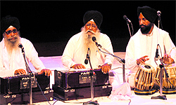 Jagir Singh (middle)
