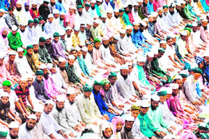 Supporters of the Islami Andolan Bangladesh offer Friday prayers in Dhaka. The party organised a rally in Dhaka demanding enactment of blasphemy laws and the restoration of a caretaker government to conduct the upcoming general elections. 