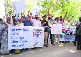 Workers of the Aam Aadmi Party hold a demonstration in front of the Dehradun SSPs office on Saturday
