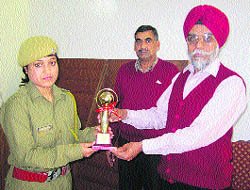 GS Guraya, Additional Principal Chief Conservator of Forests (Research and Training), Sundernagar, presents a prize to a guard in Sundernagar on Friday. 