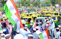 Autorickshaws during a march to Chief Minister Sheila Dikshit's residence in support of the AAP's agitation against inflated water and power bills in New Delhi 