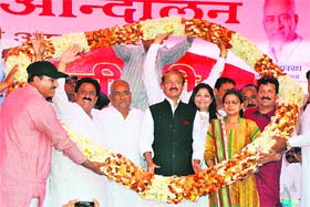 AICC national spokesperson and MP Rashid Ali (wearing black jacket), Rajya Sabha MP Ram Prakash (second from left), former president of Thanesar Municipal Council Subhash Sudha (extreme left) and Thanesar Municipal Council Chairperson Uma Sudha (fourth from left) being welcomed in Kurukshetra recently
