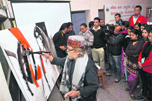 Artist Pranam Singh gives a demonstration to students during a three-day workshop at HPU in Shimla on Saturday.