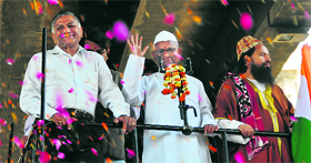 Anna Hazare with General VK Singh (retd) waves to his supporters during the Jantantra Yatra in Ludhiana on Monday.
