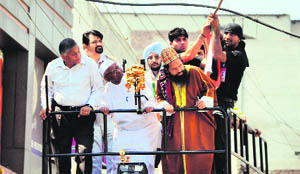 Anna Hazares cavalcade passes through a street having low lying wires in Ludhiana on Monday.