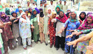 Women residents take a vow to fight against the liquor vend in Bhaini Bhairon village (in Rohtak district) on Tuesday. 