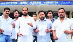 Members of the Pradesh Youth Congress with a copy of memorandum against milk adulteration in Jammu on Tuesday. Tribune Photo; Inderjeet Singh