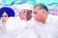Former Army Chief General VK Singh (right) shares a point with social activist Anna Hazare in Bathinda on Wednesday. Tribune photo: Pawan Sharma