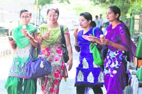 Girls opt to chill out by having ice-cream