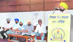 A speaker holds forth at the meeting of the Technical Services Union held at Teachers Home on Thursday