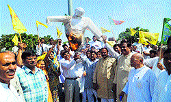 BJP-HJC activists burn an effigy of the Chief Minister at Rajiv Chowk in