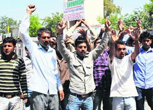 Members of the J&K Government Employees Joint Action Committee protest in jammu on Thursday. 