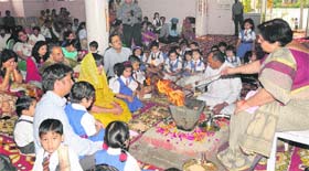 Students of Kundan Vidiya Mandir along with their parents and teachers perform hawan in Ludhiana