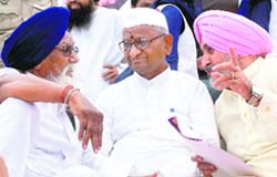 SAD leaders share a point with social activist Anna Hazare in Rajpura on Thursday. Tribune photo: JS Virdi 