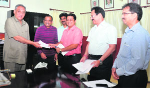 Chief Minister Vijay Bahuguna hands over the singed MoU papers with Golden Infocon Private Limited in Dehradun on Friday for investment of Rs 150 crore in the SIDCUL phase two at Sitarganj.