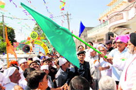 Chief Minister Bhupinder Singh Hooda flags off the chetna yatra of Baba Banda Bahadur dera in Rohtak on Friday.