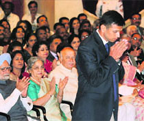 Rahul Dravid accepts the applause after being conferred with the Padma Bhushan in New Delhi on Friday. 