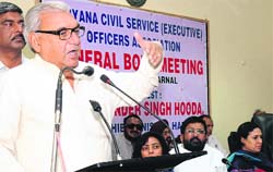 CM Bhupinder Singh Hooda addresses the general body meeting of the Haryana Civil Service (Executive) Officers Association in Karnal on Saturday. Tribune photo: Ravi Kumar 