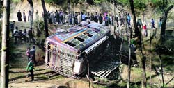 14 children were injured in accident near Trehgam in Kupwara district. A Tribune photograph