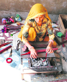 An artisan making lac bangles