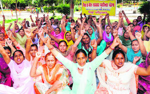 Mid-day meal workers protest at Company Bagh in Amritsar on Sunday