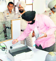 A police team collects the evidence from the SBI branch in Amristar on Sunday.